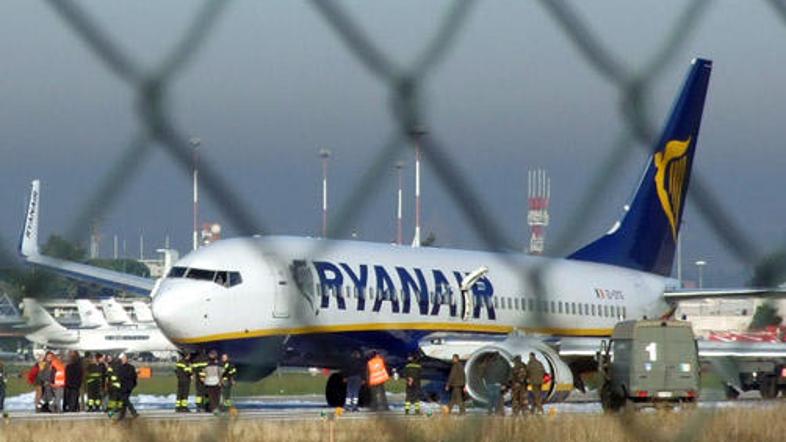 Potniki Ryanaira si bodo morali prtljago do letala nesti kar sami.