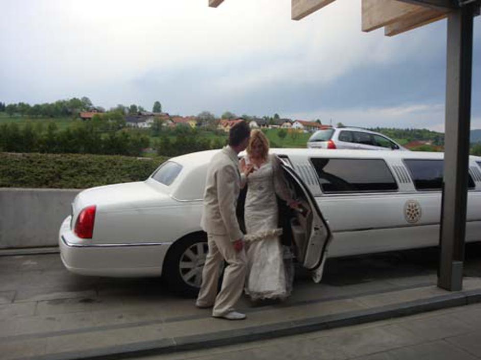 "Sedaj veva, ljubezen premika gore," pravi Murko.