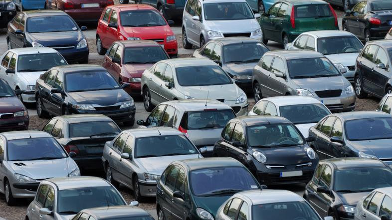 Tzavto 24.08.10, avtomobili, parkirisce, foto: shutterstock