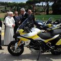 Papež je prejel že mnogo daril, a motorjev še ne. (Foto: Ducati)