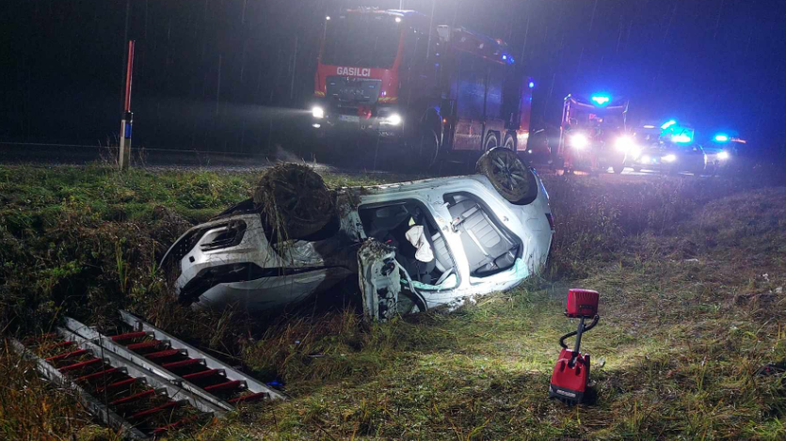 Prometna nesreča, avto v jarku, Zalog pod Sveto Trojico
