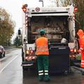 Ljubljana 20.11.2013 odvoz smeti, delavca podjetja Snaga odvazata smeti na obmoc