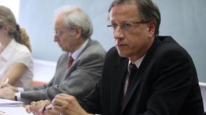 Ker "se večina tujih investitorjev ne želi medijsko izpostavljati", na Japtiju, 