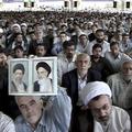 Govor ajatole pred petkovo molitvijo je poslušalo več deset tisoč Irancev.