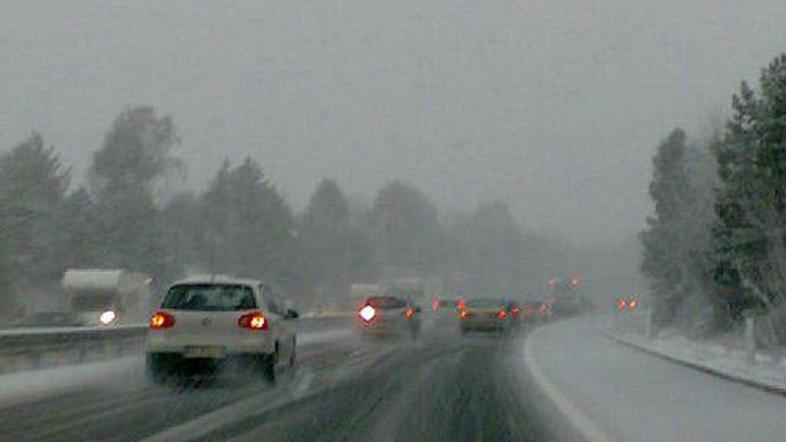 Ponoči lahko zapade do deset centimetrov snega. (Foto: Anja Ščuka)