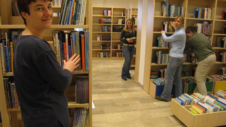 "Nekdanji prostori so bili natrpani, saj so bile knjižne police na pol metra, pa