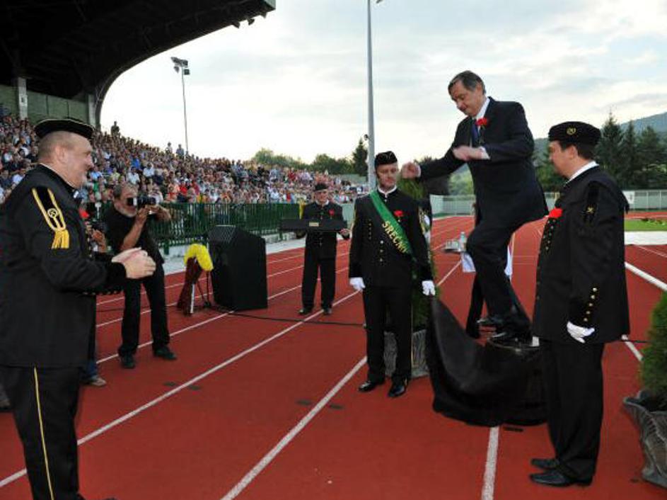 Častni skok čez kožo je letos opravil predsednik Danilo Türk.