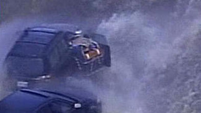 Ljudje se skušajo rešiti iz svojih vozil.