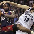 LeBron James je imel premalo pomoči od soigralcev. (Foto: Reuters)