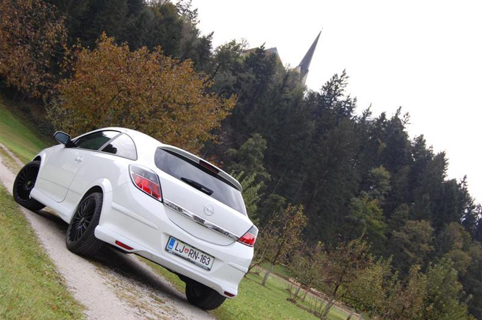 Opel astra black & white