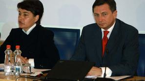 Ministrica za javno upravo Irma Pavlinič Krebs in premier Borut Pahor sta zanika