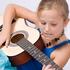 deklica, kitara, igranje, glasba