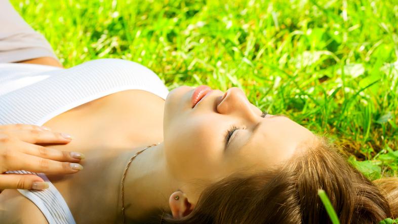 Tudi če ste radi na soncu, se sončnim žarkom izogibajte vsaj med 10. in 16. uro.