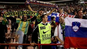 Slovenski navijači na Marakani niso dobili mirnega večera nogometa. (Foto: Nik R