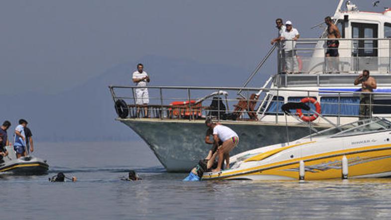 Ladja je približno 200 metrov od obale razpadla na dvoje in nepričakovano potoni
