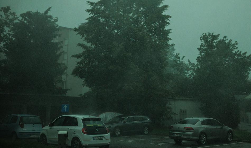 Močan veter podiral drevesa, zaradi strel zagorela gozd in hlev
