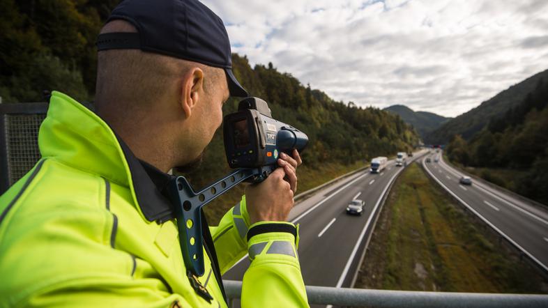 Avtocestna policija radar merilnik merjenje hitrosti varnostna razdalja
