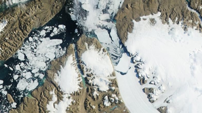 Ledena gora, ki se je odlomila od Petermannovega ledenika.