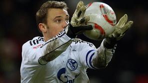 Schalke naj bi Neuerju plačo s treh povišal na sedem milijonov na leto. (Foto: R