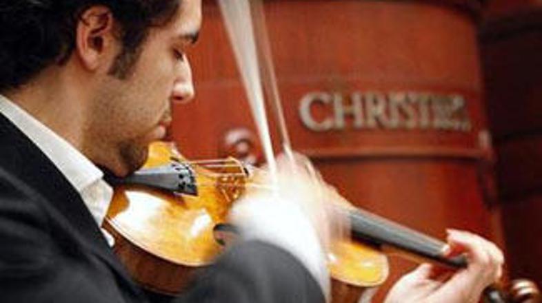 Glasbenik Jesus Reina je na dražbi zaigral na Penny.