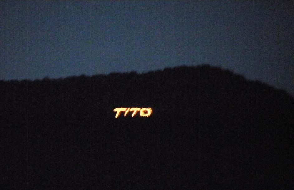 Naš Tito Vstaja napis