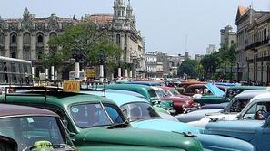 Po Havani in drugje na Kubi še vedno vozijo stari ameriški klasiki, ki so prilju