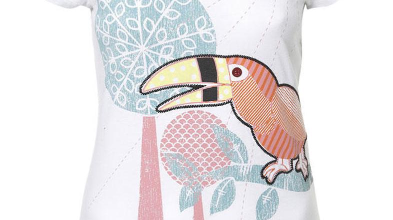 K njej se odlično podajo temne kavbojke.