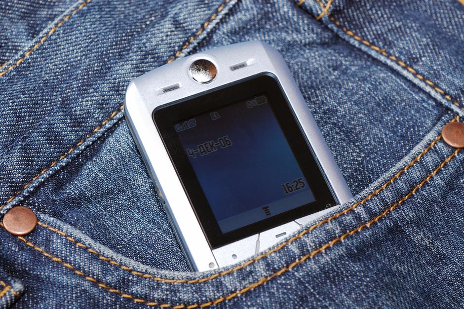 mobilni telefon v žepu | Avtor: Shutterstock