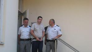 Aleks Andonov, ki je na sodišče prišel iz pripora, se zagovarja z molkom.