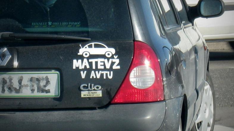 Nalepka otrok v avtu