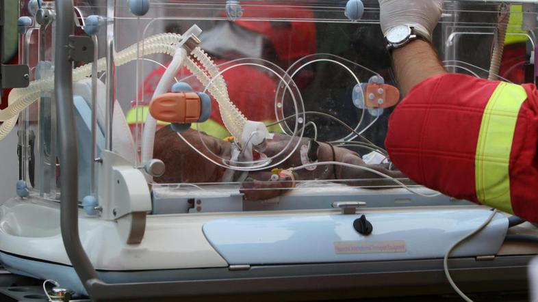 V požaru je preživelo pet otrok, ki so zunaj življenjske nevarnosti. (Foto: EPA)