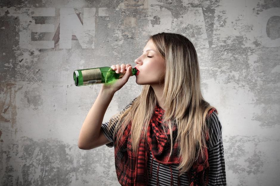 Zivljenje 08.10.12, popivanje, pitje, alkoholizem, foto: shutterstock | Avtor: Shutterstock