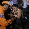 Pretresena žena enega od umrlih rudarjev v kolumbijskem rudniku. (Foto: Reuters)