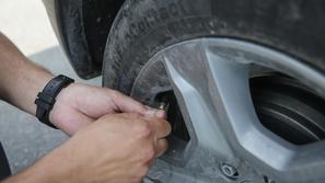 Prazna pnevmatika in kit za popravilo