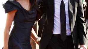 Stacey možu stoji ob strani in pravi, da se tudi on trudi za njun zakon. (Foto: 