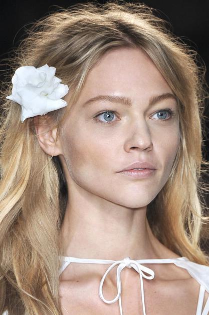 Obroč je hitra rešitev, če nimate časa za frizerja. (Foto: Imaxtree)