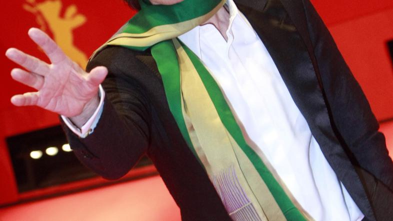 Micka Jaggerja leta očitno ne ovirajo pri osvajanju mlajših žensk.