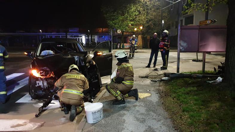 Vozilo trčilo v semafor v Gornji Radgoni