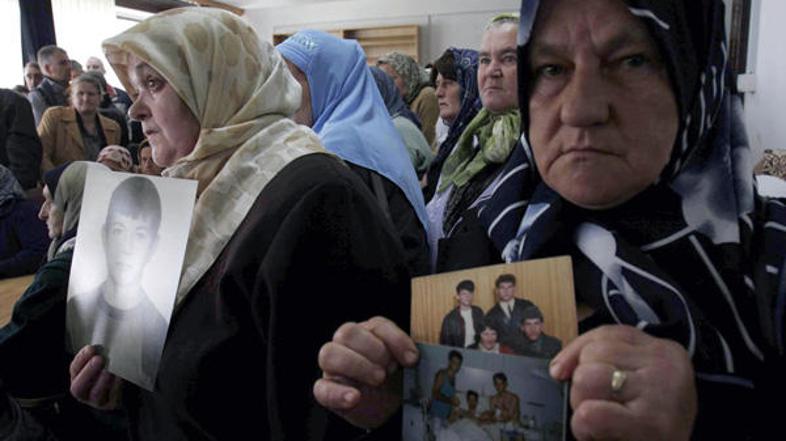 Bosanski muslimani, sorodniki žrtev in preživelih, na srečanju z nizozemskimi mi