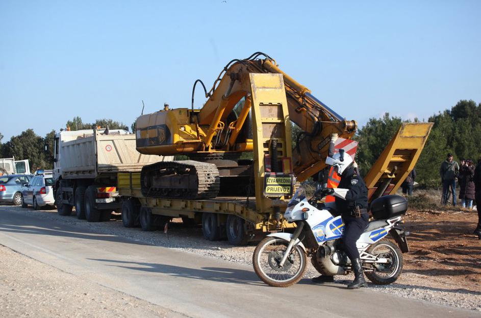 Rušenje črnih gradenj na Viru