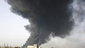 Dim nad Homsom po eksploziji pri naftovodu oz. rafineriji