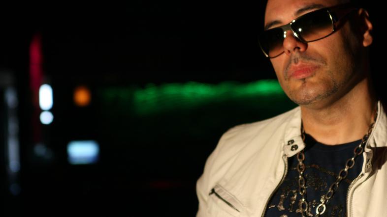 Za nastop Rogerja Sancheza v izolski Ambasadi Gavioli boste odšteli 15 evrov.