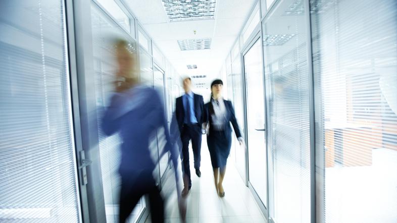 Zamegljeni sodelavci v pisarni, ki hodijo