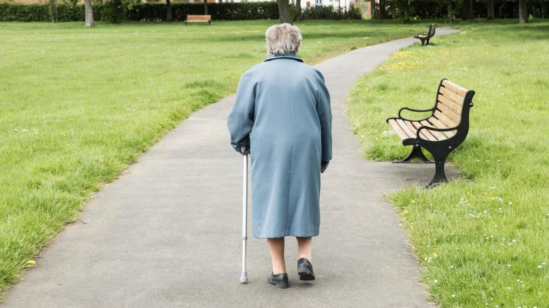 starejša ženska upokojenka park sprehod