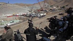 Novinarji, fotografi in kamermani pokrivajo reševanje ujetih rudarjev. 