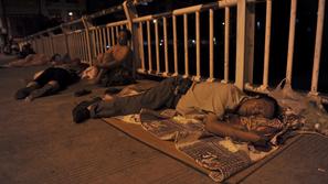 Prebivalci mesta Jiljang po potresu spijo pod zvezdami.