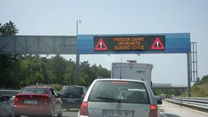 Zaradi požara sta bili obe cevi predora Kastelec zaprti.