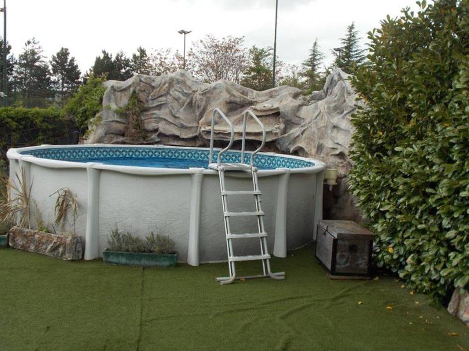 Oprema svingerskega kluba Sun Garden iz Sežane na dražbi