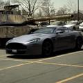 Tank zapelje čez aston martin