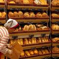 Novice: Diskriminacija, za starejše delavce denarja ni - ljubljana 08.12.08 -  Trgovka, kruh, fot